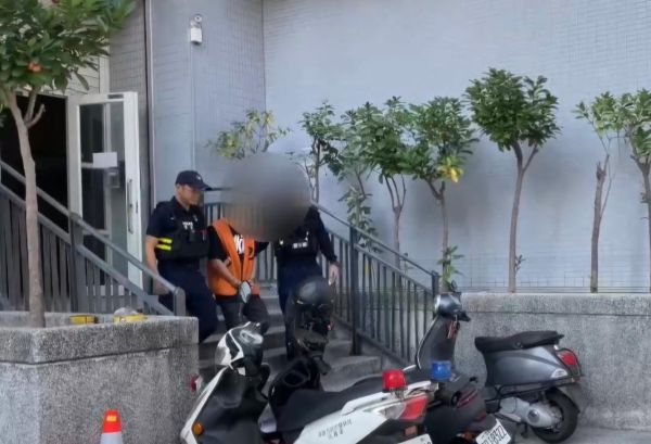 自小客紅燈越線違規　警主動盤查 緝獲刀槍依法送辦3